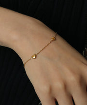 柔らかい印象を与えるハートモチーフブレスレット