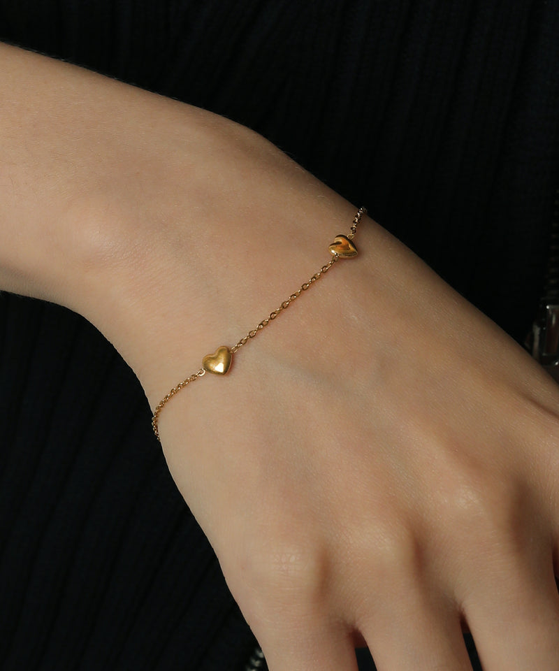 柔らかい印象を与えるハートモチーフブレスレット