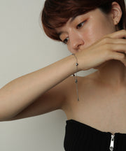 空気や汗に触れても錆びにくく熱や腐食にも強い素材