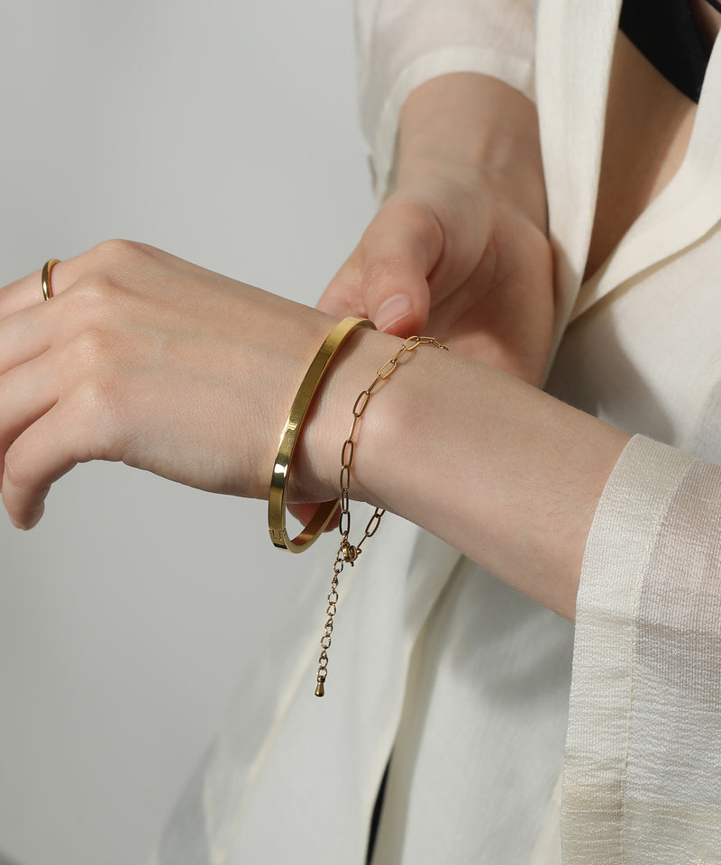 お手持ちのバングルやブレスレットとレイヤードすると違った雰囲気を楽しめます◎