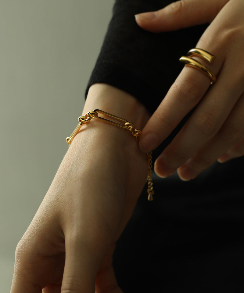 汗や水に強く変色しにくいためお風呂や温泉、海でもつけっぱなし◎