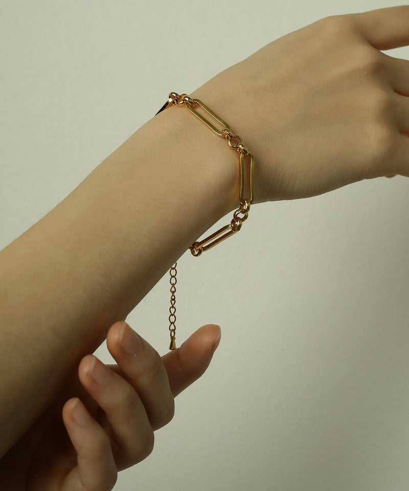 アジャスター付きで長さ調節可能 (長さ：17～22.5cm)