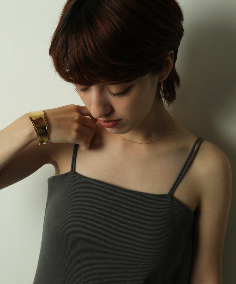 艶感のあるワイドメタルバングルでスタイリングにニュアンス感を与えます