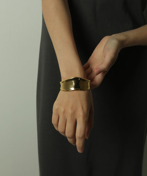 金属アレルギーを起こしにくいサージカルステンレス素材