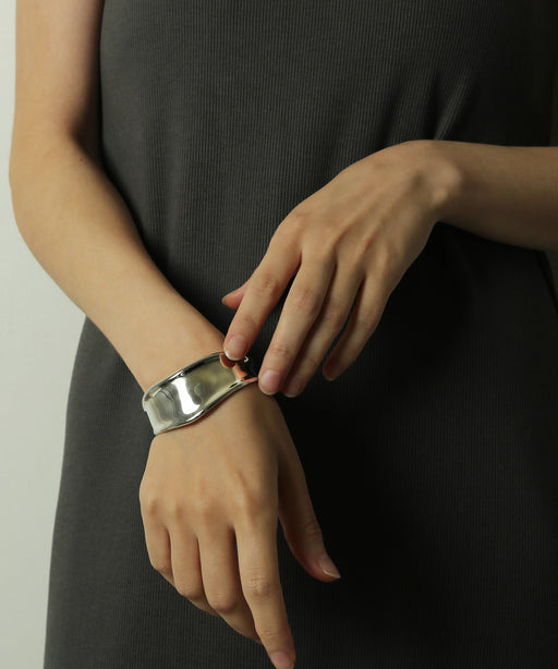 金属アレルギーを起こしにくいサージカルステンレス素材