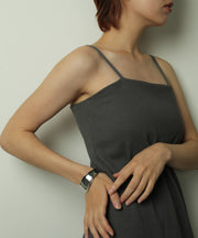 存在感のあるバングルでコーデを華やかに