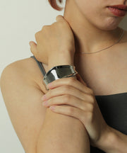 滑らかな光沢で手首周りを演出