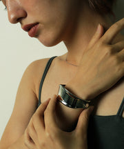 本体幅約6cm開き口約3cmで存在感のあるブレスレット