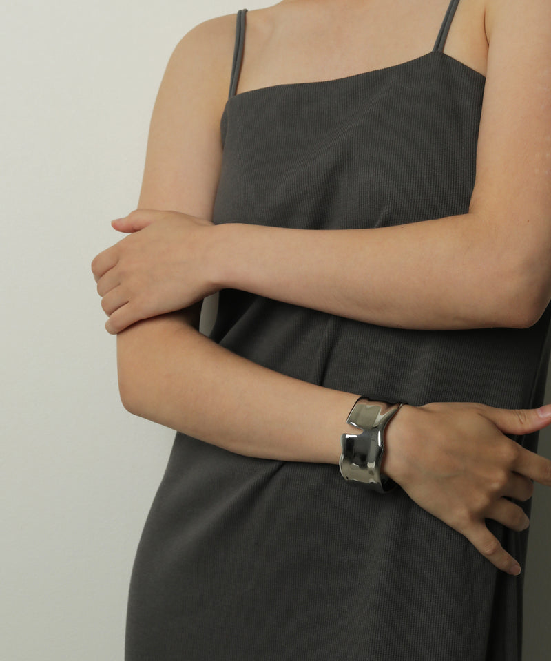 汗や水に強く変色しにくいためお風呂や温泉、海でもつけっぱなし◎