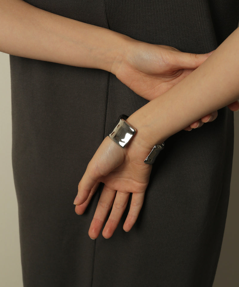 本体幅6.3cm　開き口3cmで存在感のあるバングル