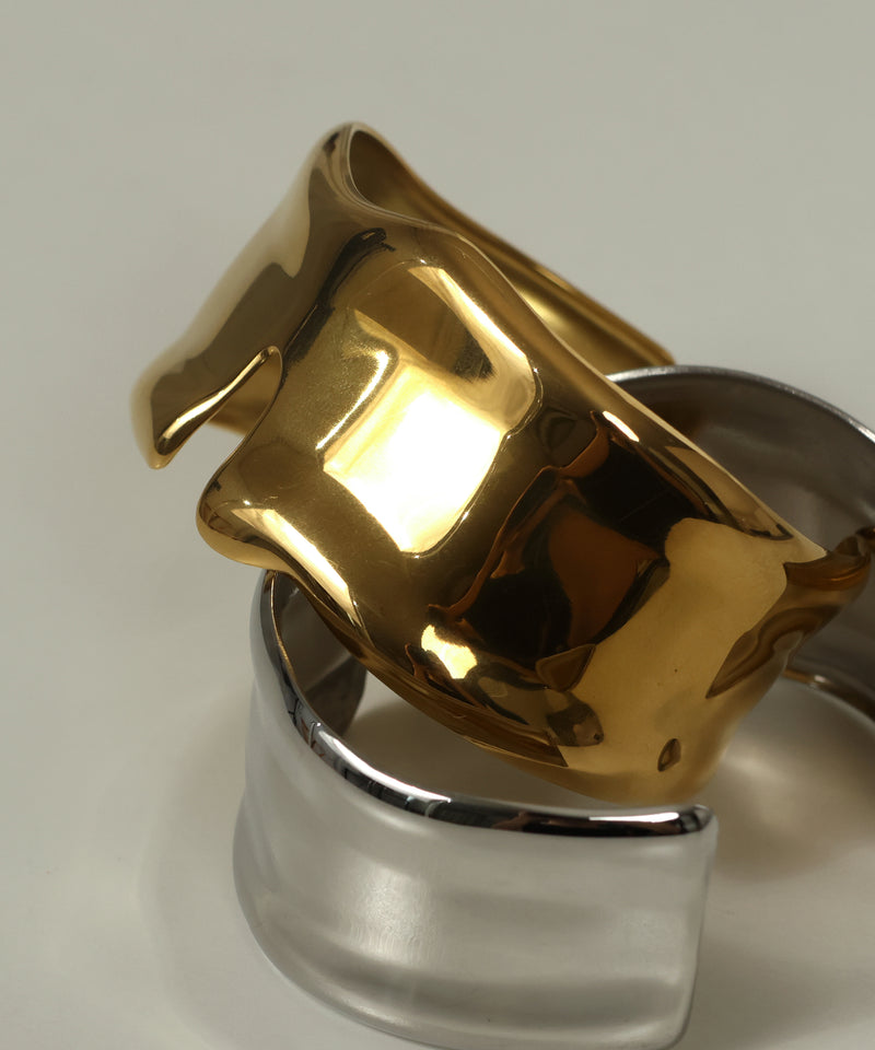 滑らかな光沢と曲線でニュアンス感をプラス