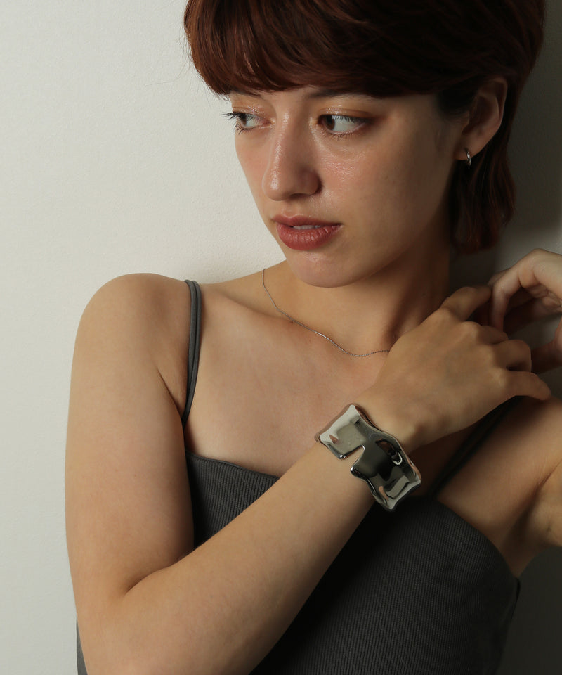 スタイリングにニュアンス感を与えるバングル