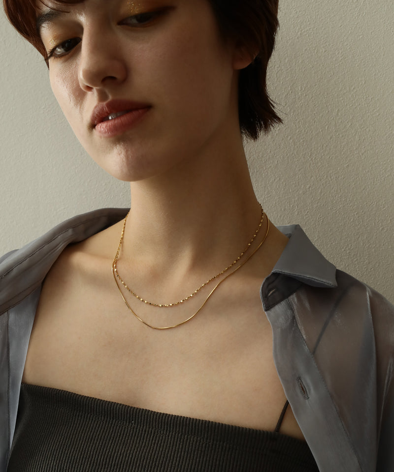 細かいペタルチェーンが首元を綺麗にみせてくれます