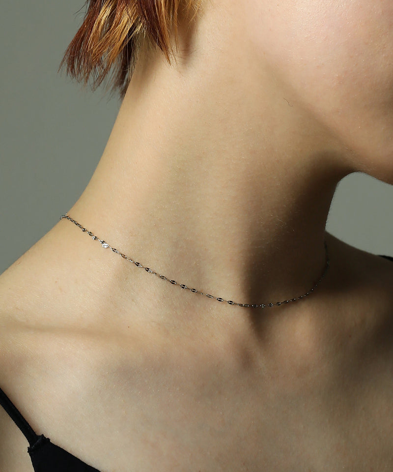 華奢ながらもきらきらと輝き上品なネックラインを演出