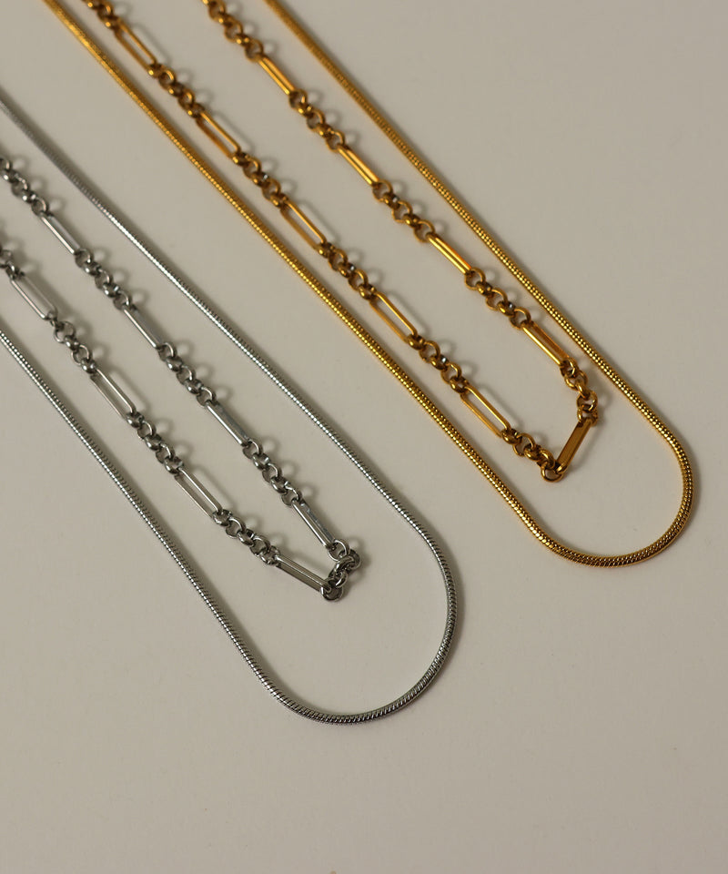 滑らかなスネークチェーンとスタイリッシュなミックスチェーンのレイヤード仕様