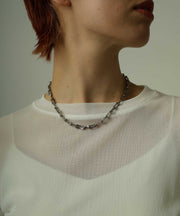 服の上からでもしっかり目立つ存在感のあるチェーン