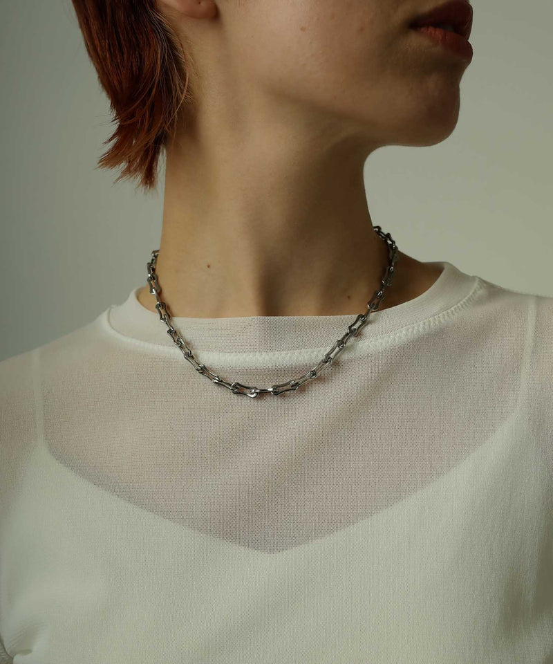 服の上からでもしっかり目立つ存在感のあるチェーン