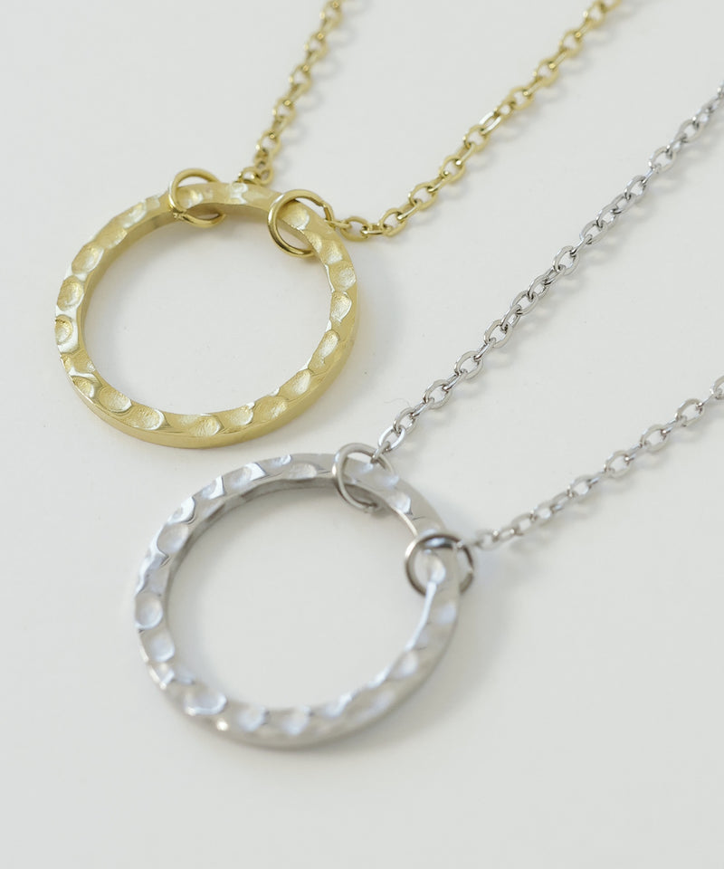 片方は凹凸のあるデザイン