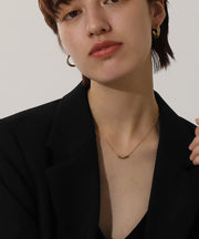 ニュアンス感のあるぽてっとしたトップが特徴のネックレス