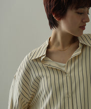 なめらかな艶感がコーデを上品に仕上げる