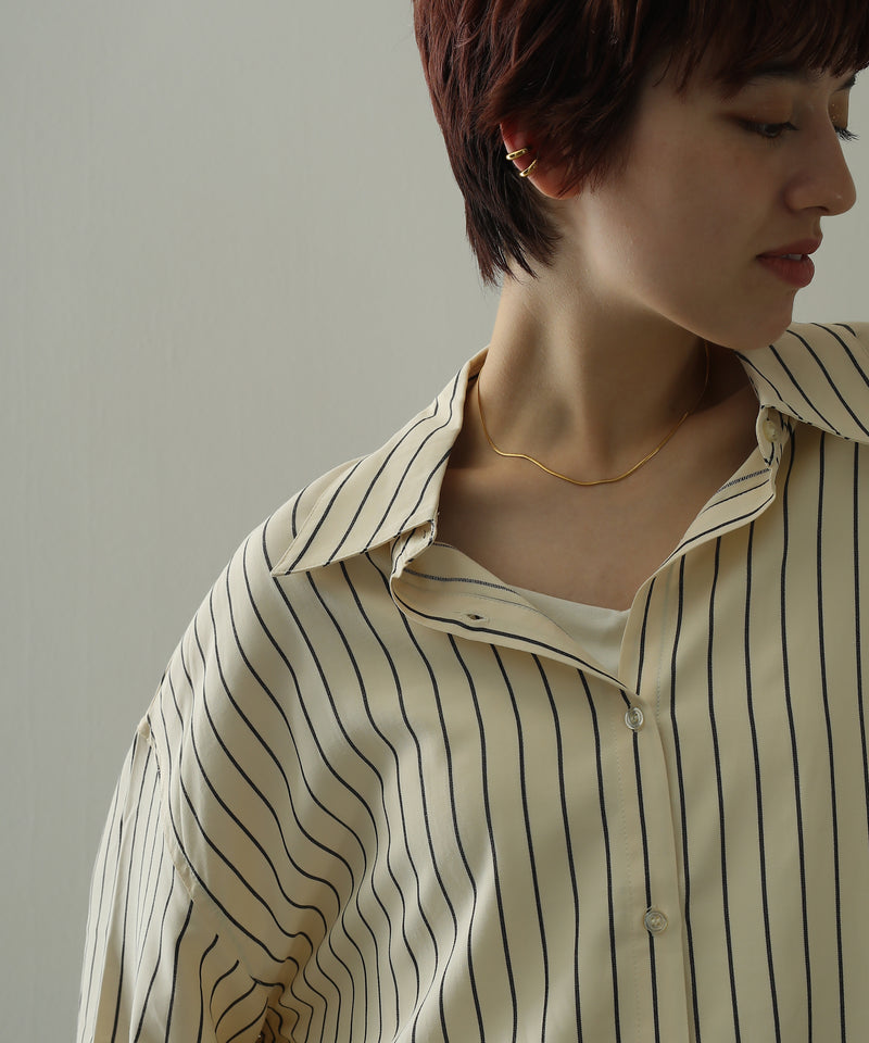 なめらかな艶感がコーデを上品に仕上げる