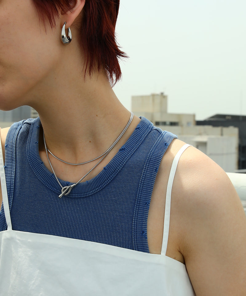 シンプルだから他のネックレスとのレイヤードにも使える◎