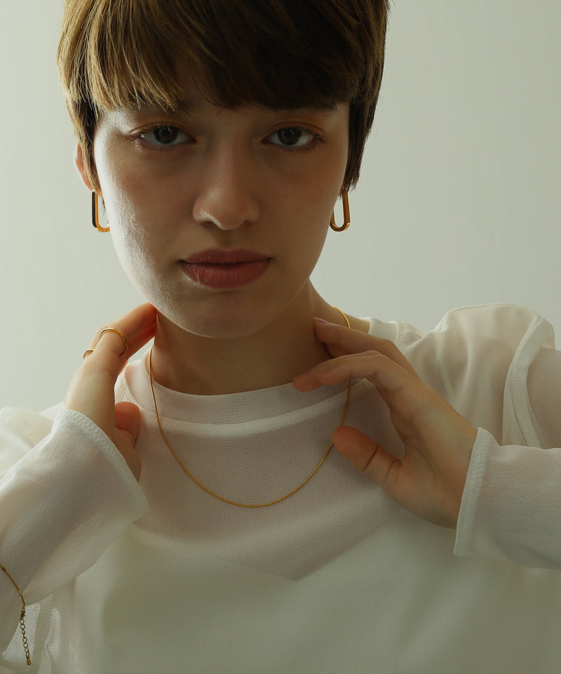 しなやかなスネークチェーンがコーデのポイントに