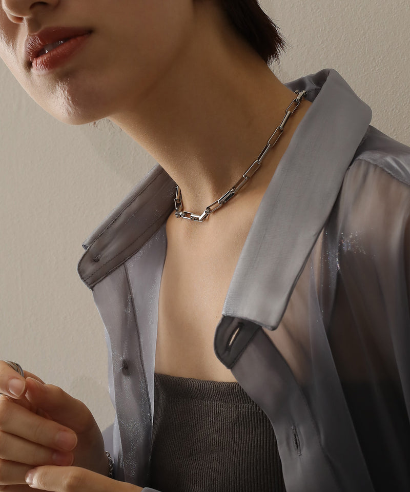 存在感を放つチェーンでコーデの主役に