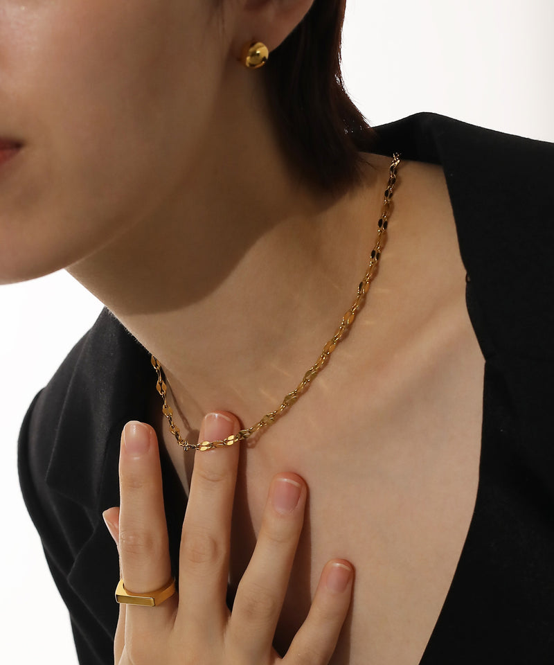 汗や水に強く変色しにくいためお風呂や温泉、海でもつけっぱなし◎