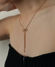 滑らかなスネークチェーンでリボン風にデザインされたネックレス