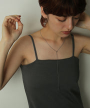 スネークチェーンで滑らかな表情のロングネックレス