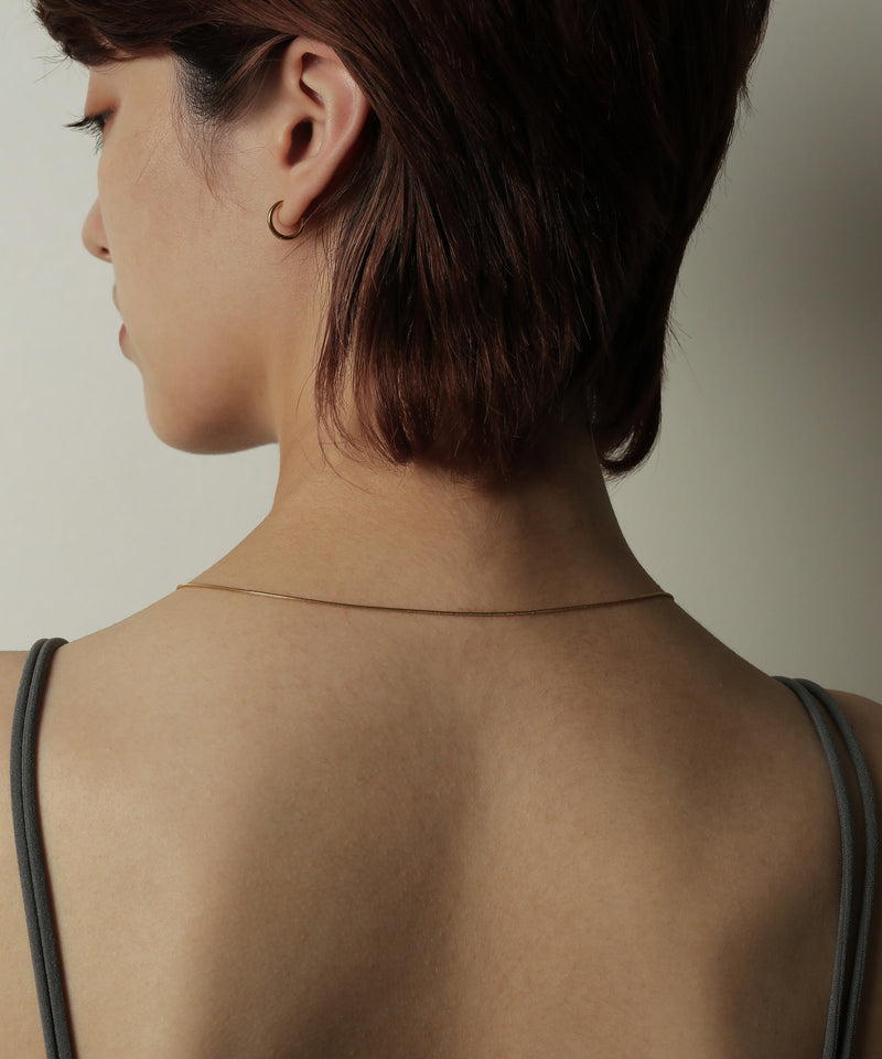 留め具がないタイプで後ろ姿もスッキリ