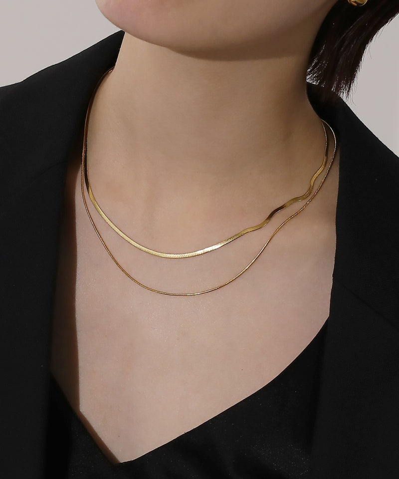 すっと首元に馴染むデザインが特徴のスネークチェーンネックレス