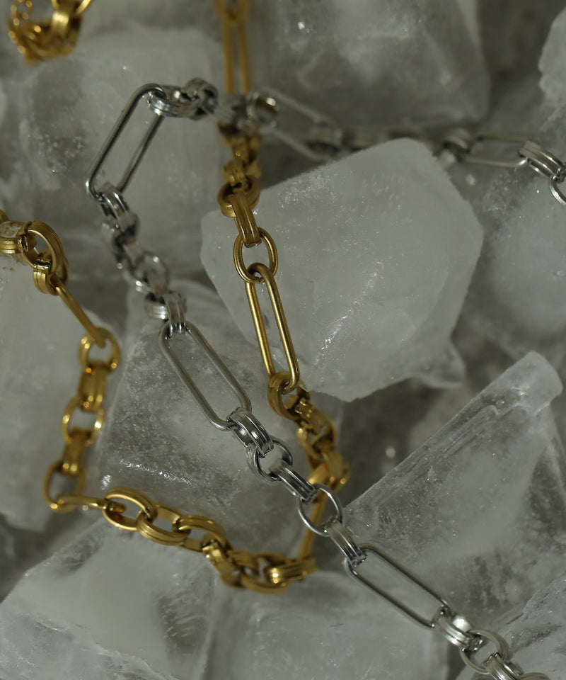 汗や水に強く変色しにくいためお風呂や温泉、海でもつけっぱなし◎