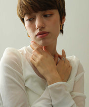 オーバル型の立体的なフォルムが目を惹くアイテム