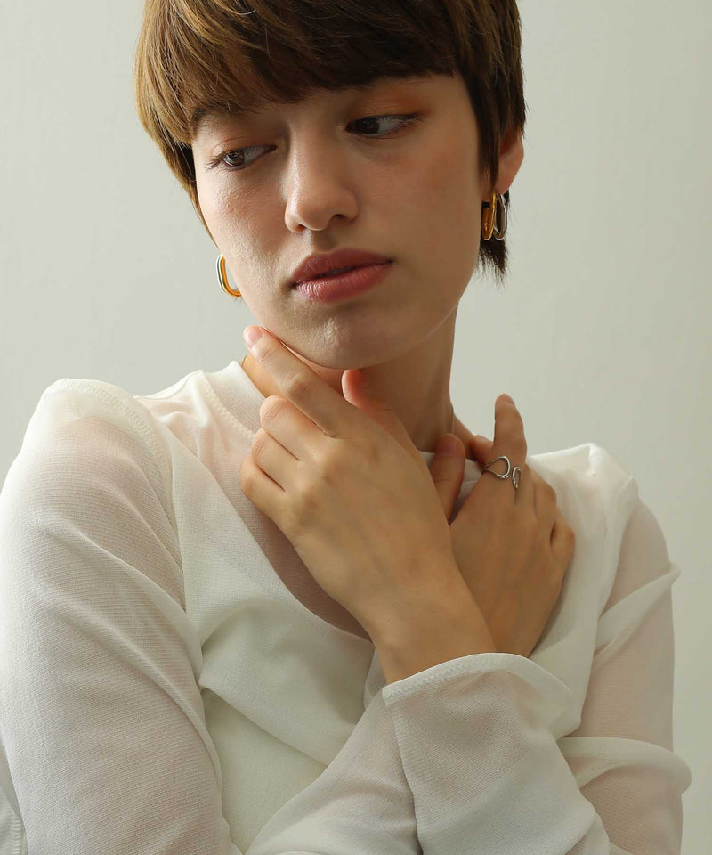 オーバル型の立体的なフォルムが目を惹くアイテム