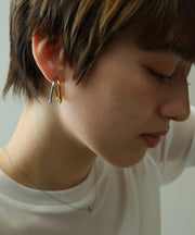 印象的な耳元を演出するバイカラーピアス