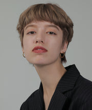 滑らかな艶感で顔周りを印象的に