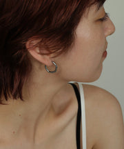 幾何学的なシルエットのラウンドピアス