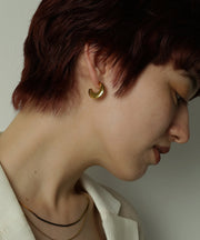 幅のあるシルエットで光に当たるたびつややかに輝く