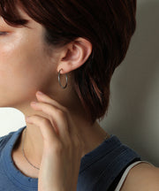 程よく存在感を演出するサイズで耳元をさりげなく飾る