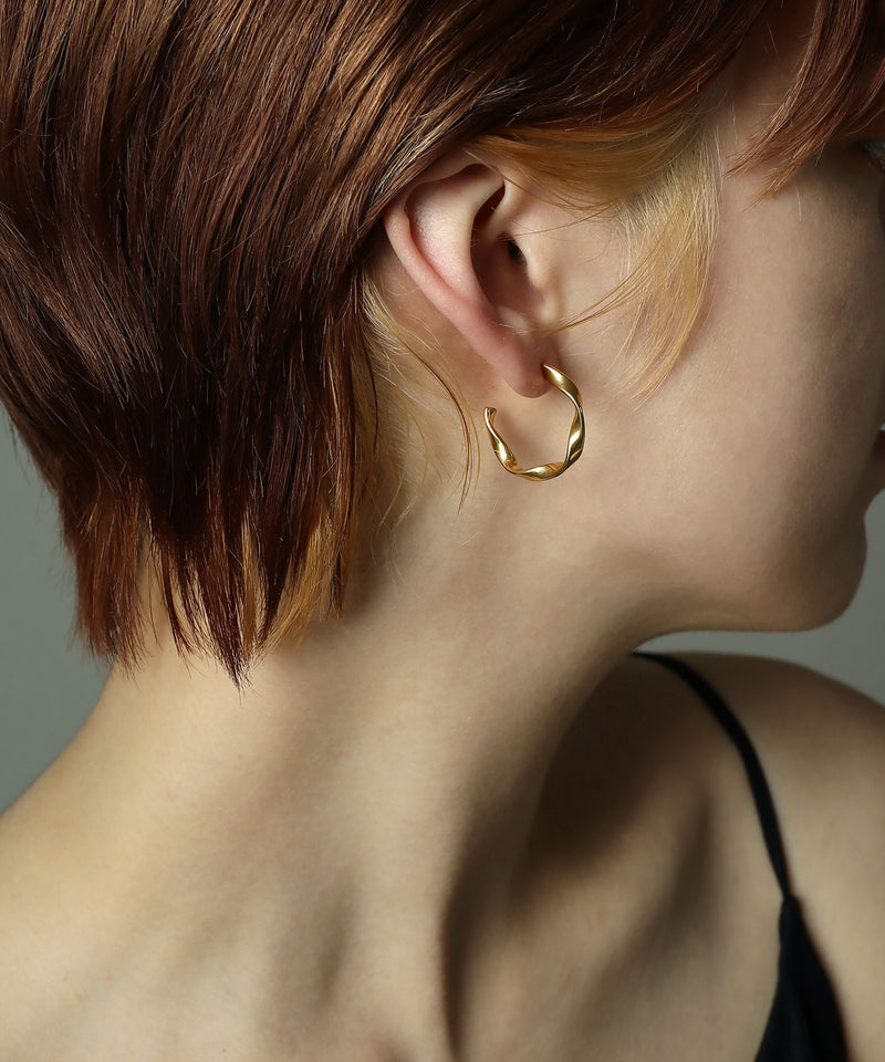 程よく存在感があり軽やかな着け心地で耳元に華やかさをプラス