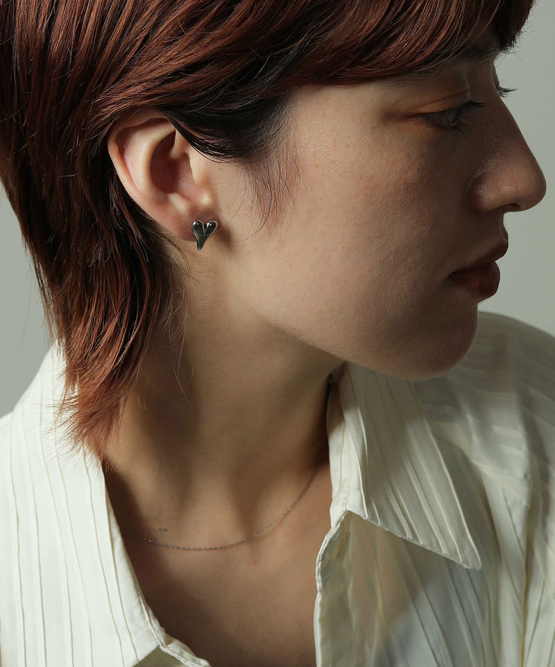 空気や汗に触れても錆びにくく熱や腐食にも強い素材