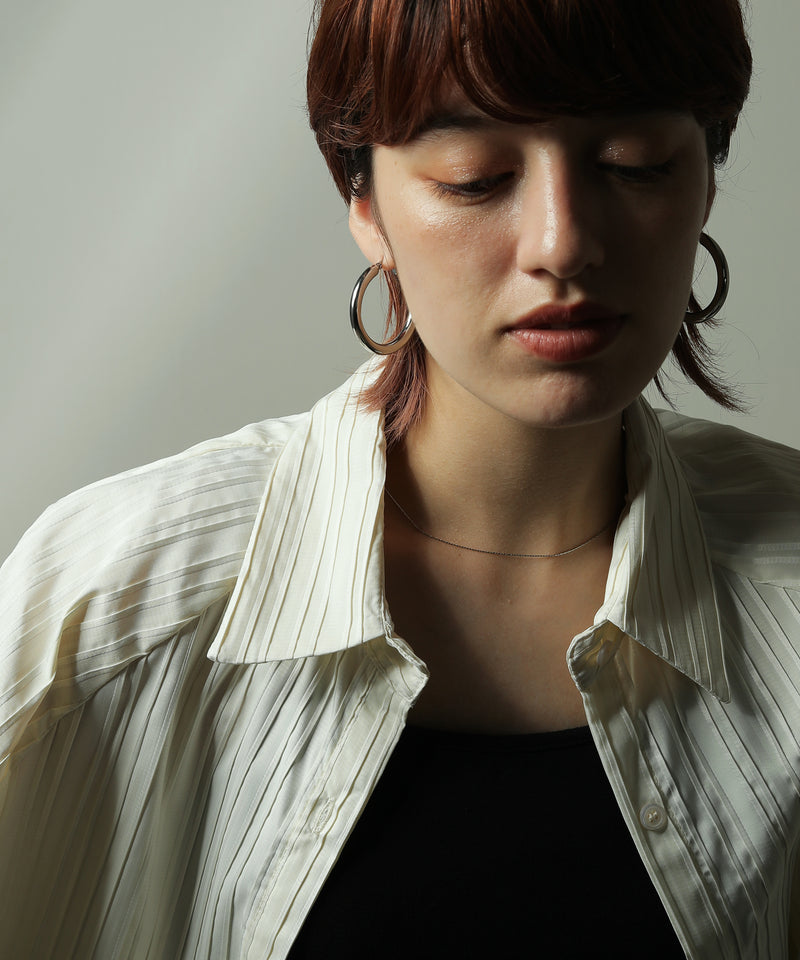 滑らかな艶感で顔周りを印象的に