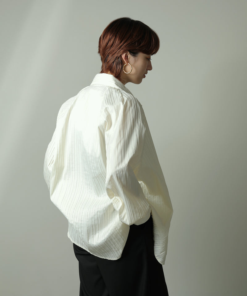 シンプルなスタイリングに映える存在感のあるフープピアス