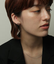 空気や汗に触れても錆びにくく熱や腐食にも強い素材