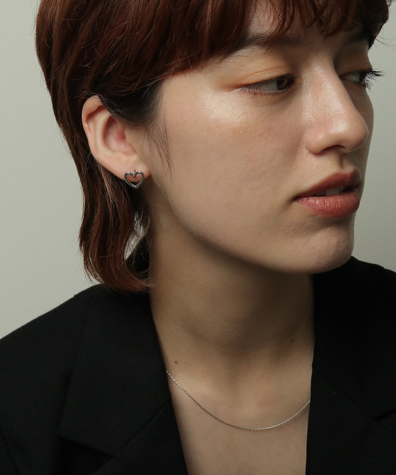 空気や汗に触れても錆びにくく熱や腐食にも強い素材