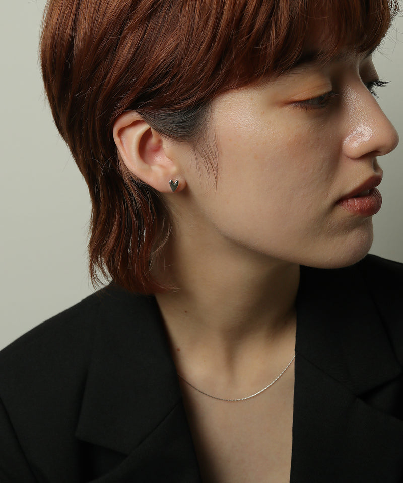 空気や汗に触れても錆びにくく熱や腐食にも強い素材