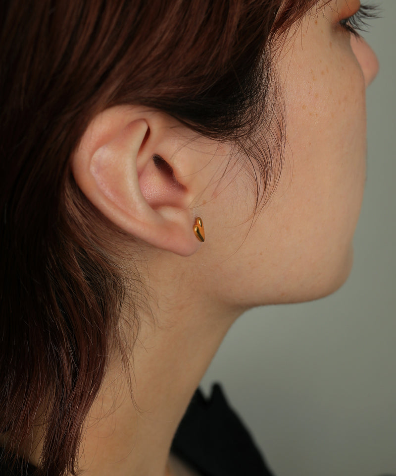 滑らかな艶感で顔周りを印象的に