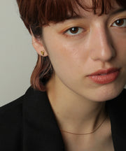 汗や水に強く変色しにくいためお風呂や温泉、海でもつけっぱなし◎